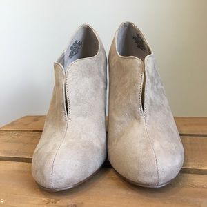 Apt. 9 Nude Suede Scalloped Heels